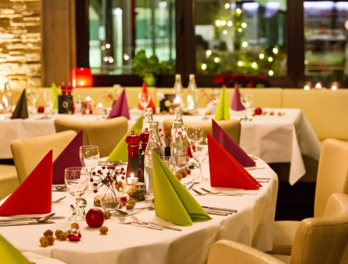 Gedeckter Tisch mit roten und grünen Servietten